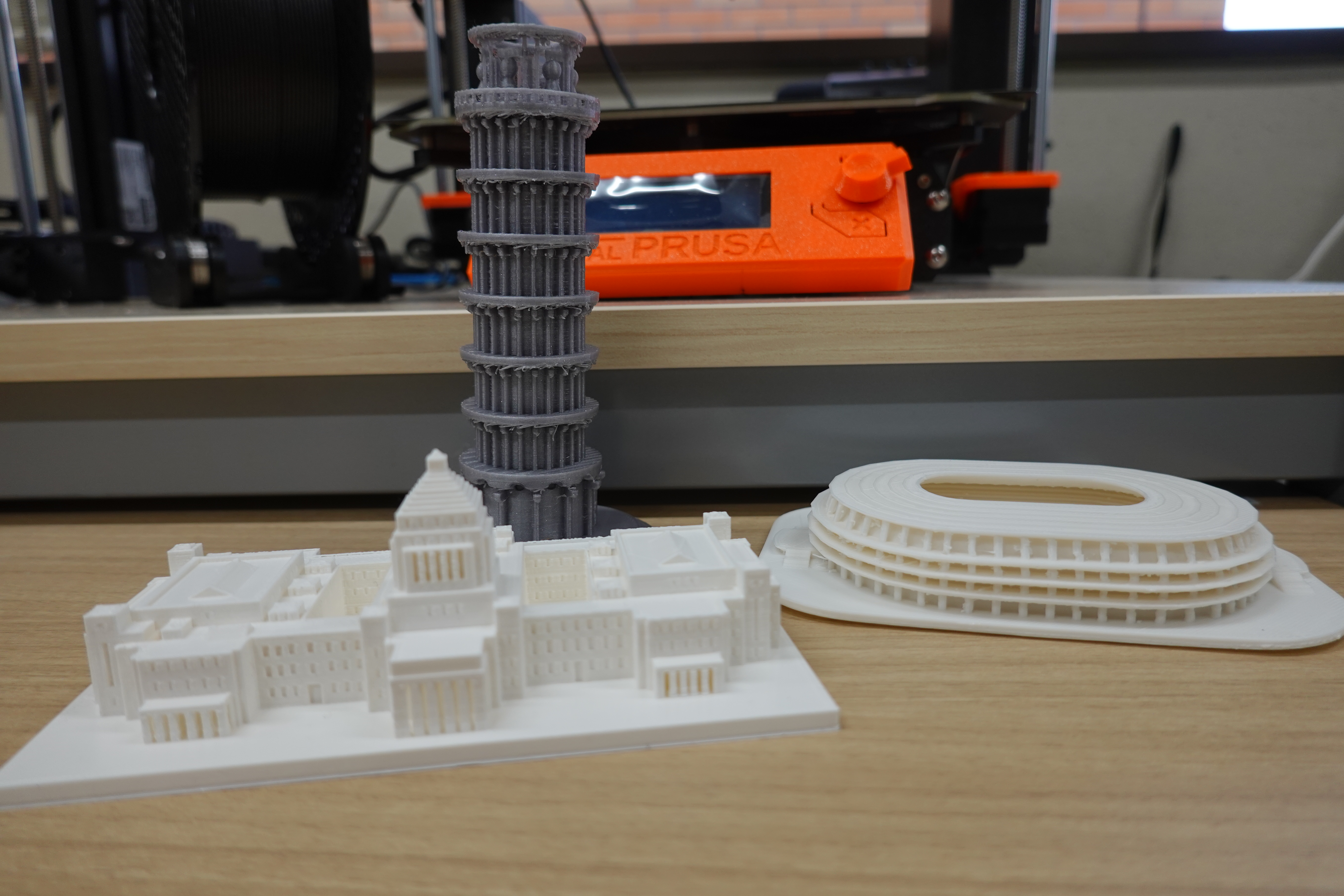 希望者に事前送付しシンポジウムで取り上げたピサの斜塔、国会議事堂、新国立競技場の3Dモデル 写真: 希望者に事前送付しシンポジウムで取り上げたピサの斜塔、国会議事堂、新国立競技場の3Dモデル