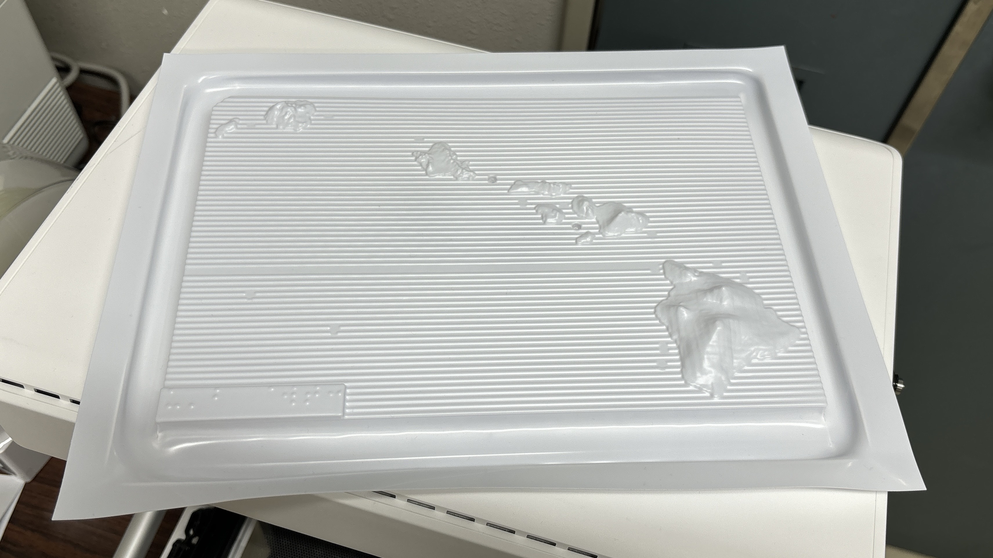 シンポジウムで取り上げた真空成型機により作成したハワイ諸島の立体地形図 写真: シンポジウムで取り上げた真空成型機により作成したハワイ諸島の立体地形図