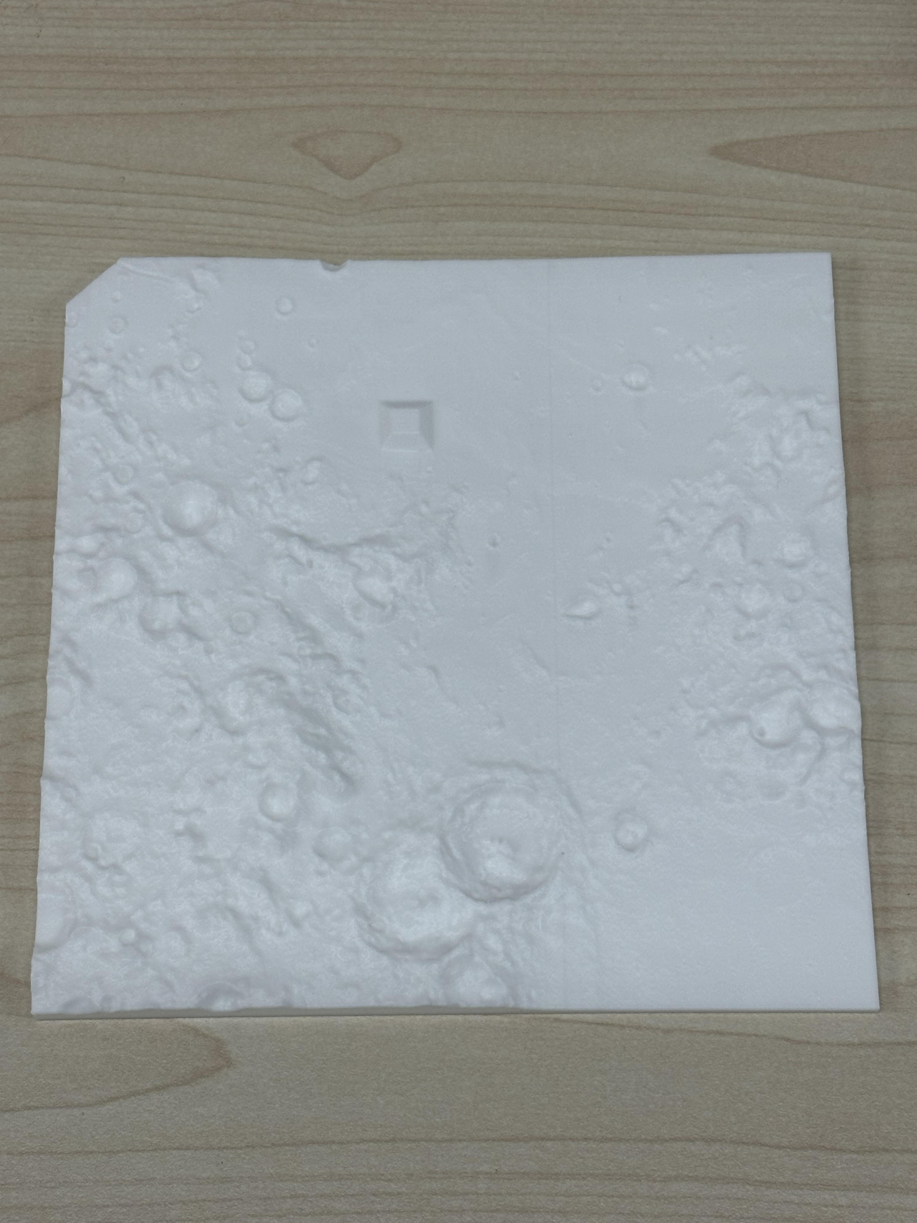 シンポジウムで取り上げた月面立体地形図 写真: シンポジウムで取り上げた月面立体地形図