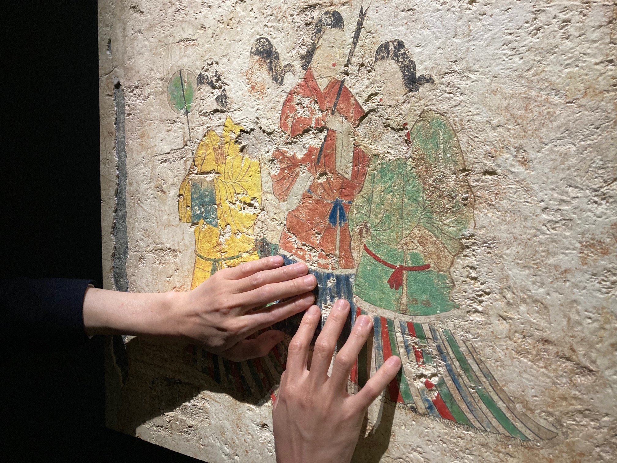 写真: 陶板を触っている様子